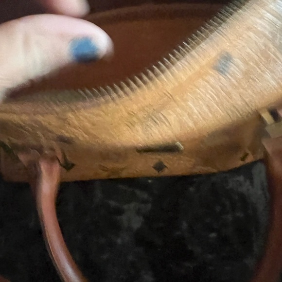 Mcm crossbody and wallet combo in pristine condition no callouts!!!!! - Picture 11 of 16